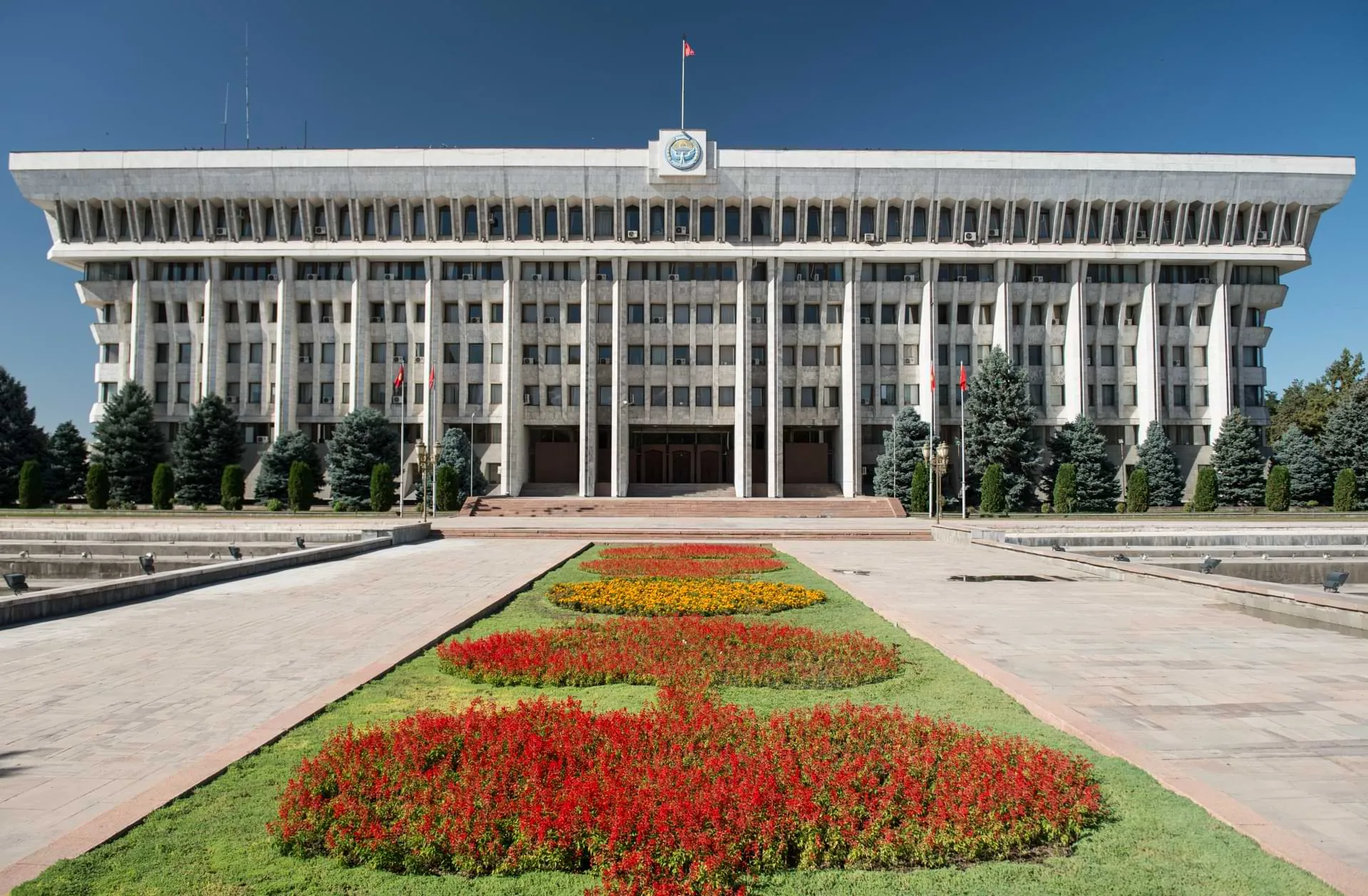 Bischkek: das Weiße Haus mit Blumenbeeten davor