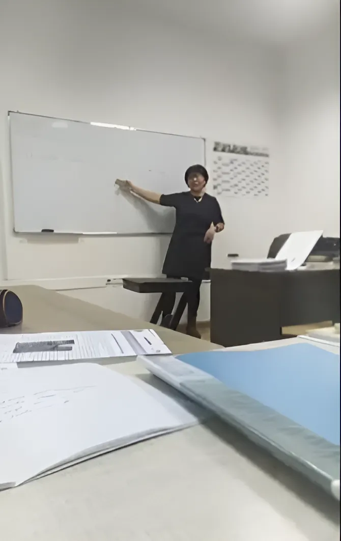 Unterricht in der Deutschschule: Lehrerin erklärt am Whiteboard