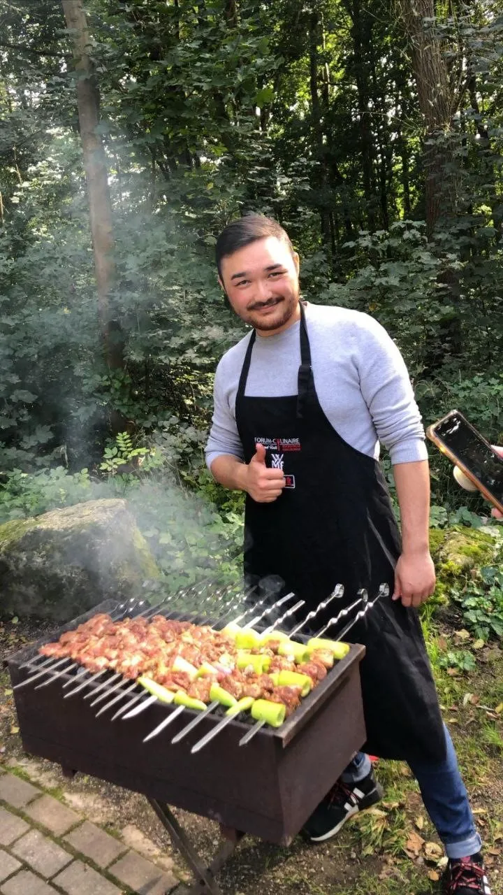 Am Grill beim Sommerfest: Schaschlik wie zu Hause